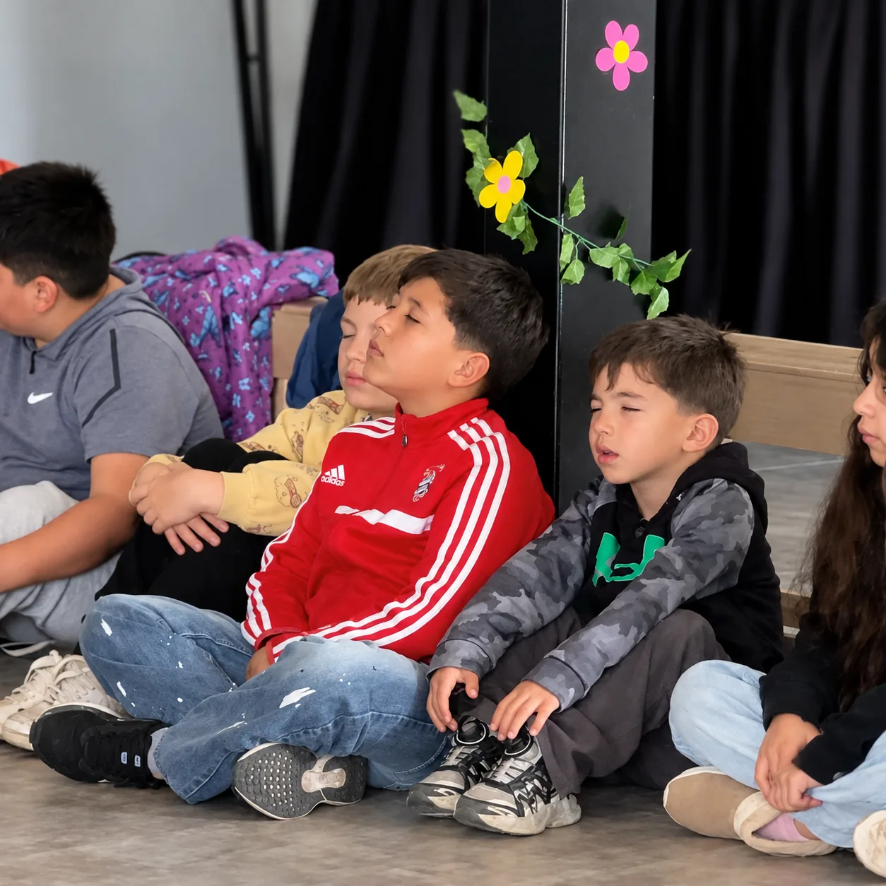 Chicos compartiendo un espacio en la iglesia
