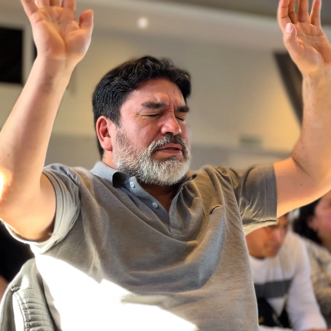 Un momento de oración durante la reunión