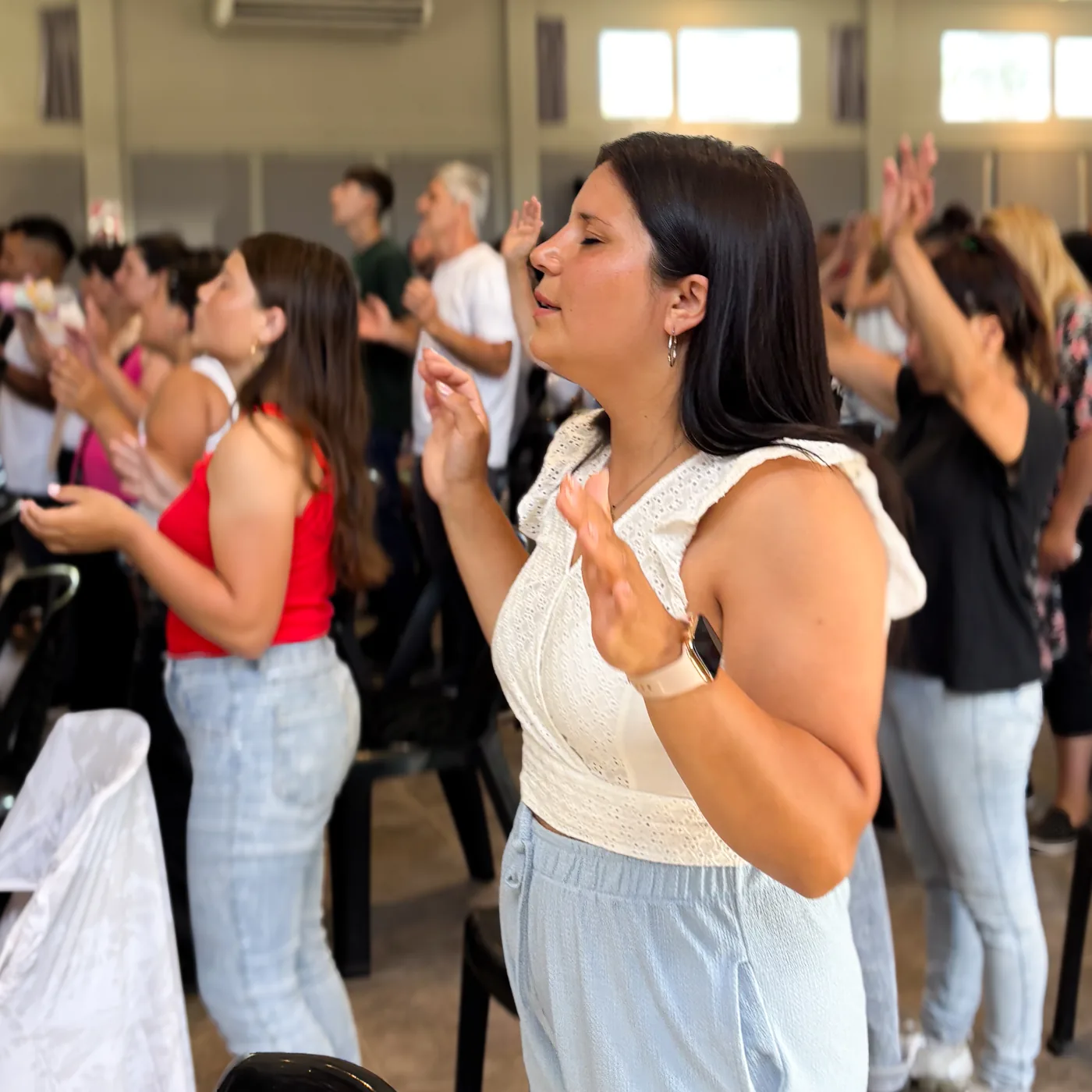 Personas participando en una reunión de ERJ
